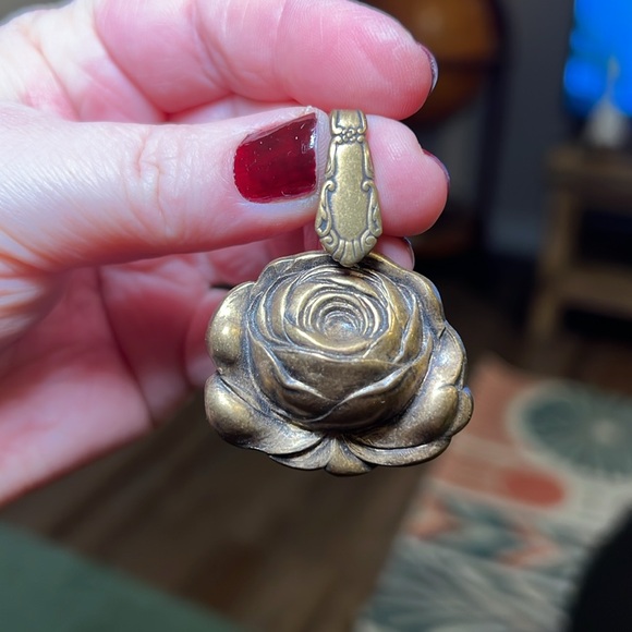 Lot of 13 estate jewelry pieces - earrings, bracelet, necklaces, brooches - Picture 9 of 15